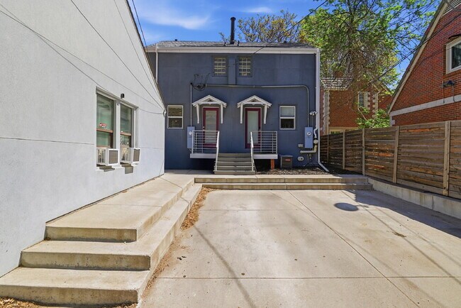 Building Photo - $2,495.95 - 2 Bed, 2 Bath Townhome In Denver with Central AC and In Unit Laundry!