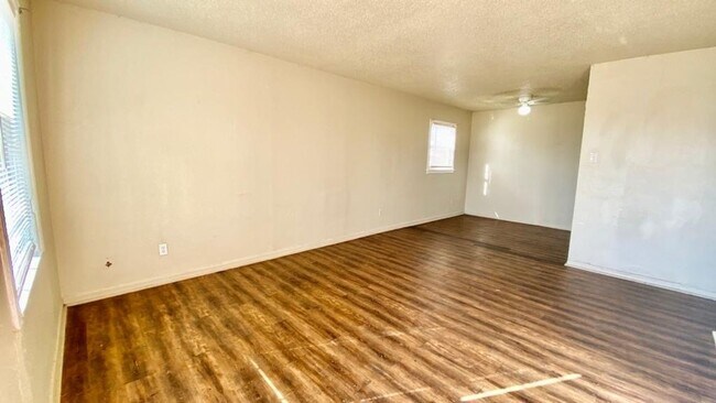 Building Photo - Handyman Special $0 First Month's Rent / “...