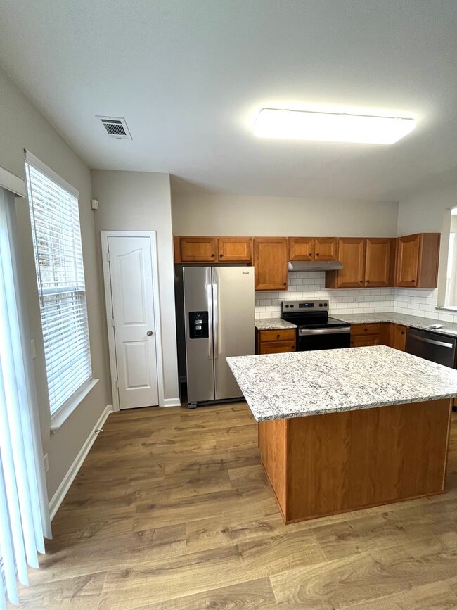 Building Photo - Newly Renovated 3 Bed, 2.5 bathroom Townhome