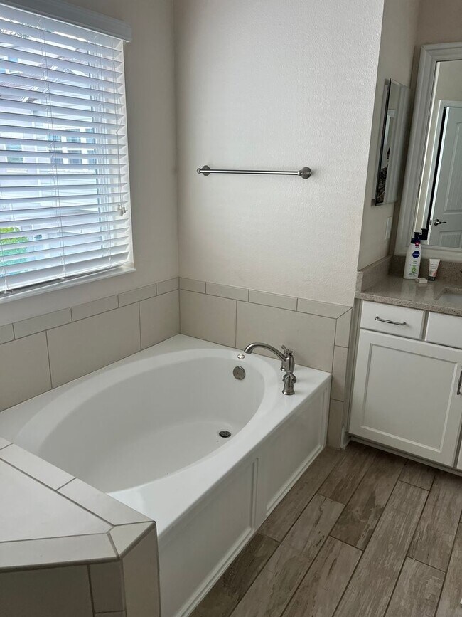 Building Photo - 115 N Arrawana Ave