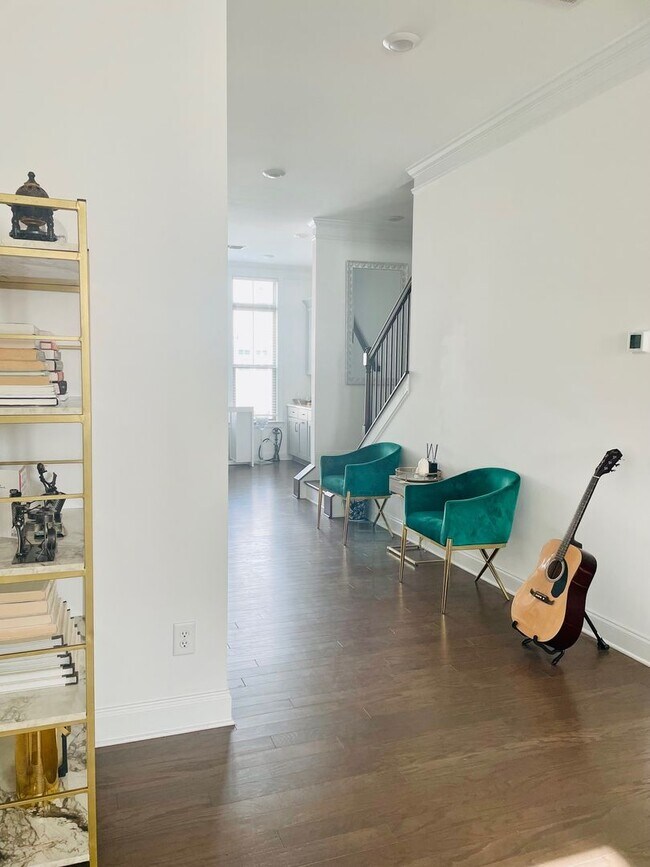 Building Photo - Beautiful 3bd/3.5ba Vinings Townhome with ...