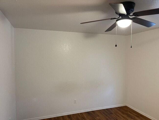 Building Photo - Turlock 2 Bedroom 2 Bath with Garage Triplex