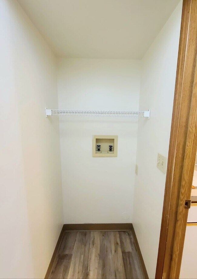 Building Photo - Charming 2 bedroom 1 bath townhome available!