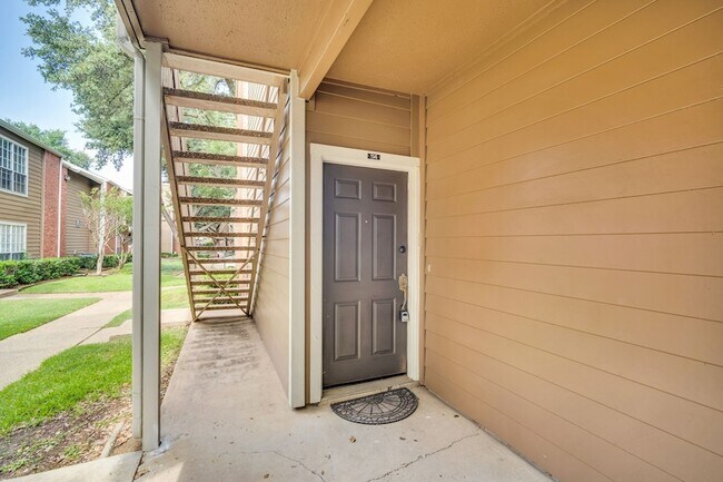 Building Photo - 3607L W Northgate Dr