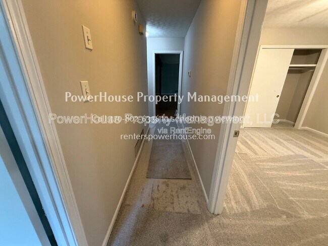 Building Photo - 3155 Oak Dr