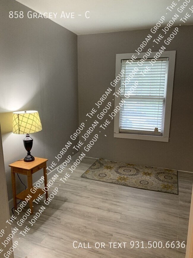 Building Photo - 858 Gracey Ave