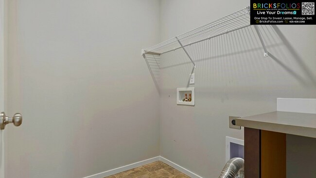Building Photo - 5 BEDROOMS | A/C | 3-CAR GARAGE | FENCED BACKYARD | 2,780 SQ. FT. | CONVENIENT TO JBLM
