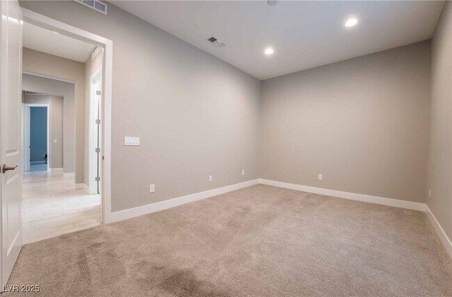 Building Photo - 3020 Full Lotus Dr