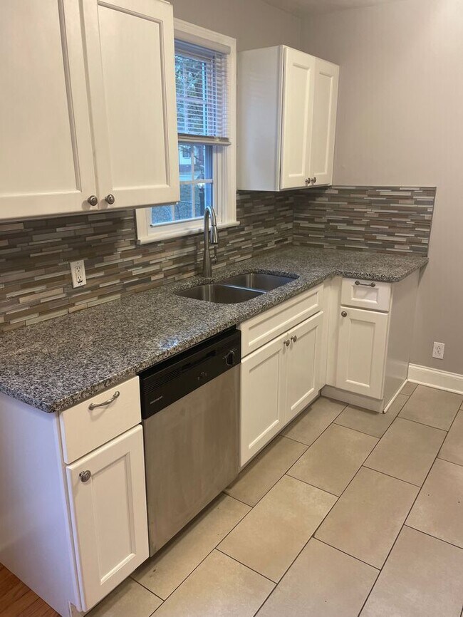 Building Photo - 2ND MONTH FREE RENT! 3-bedroom, 1-bath home