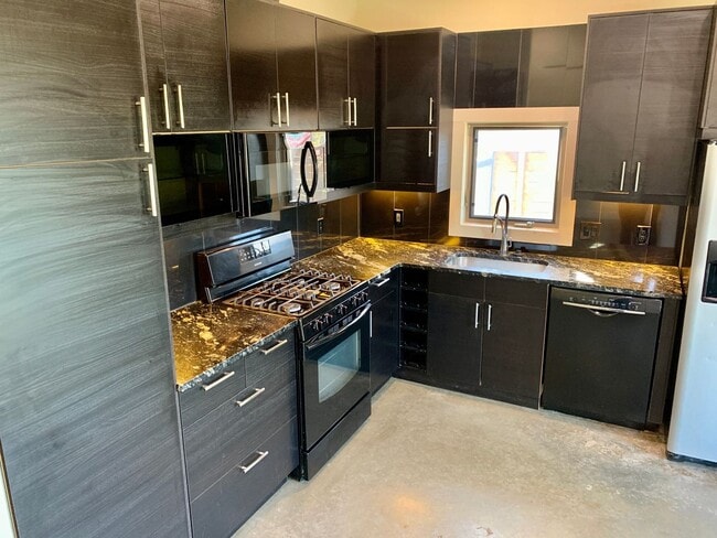 Building Photo - Modern 3 bedroom home in East Austin