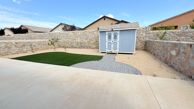 Building Photo - Modern comfort in Del Rey Estates