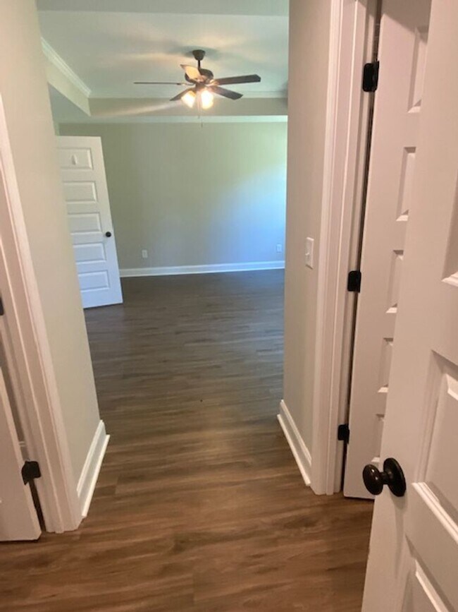 Building Photo - Quiet Living and close to the Back Gate