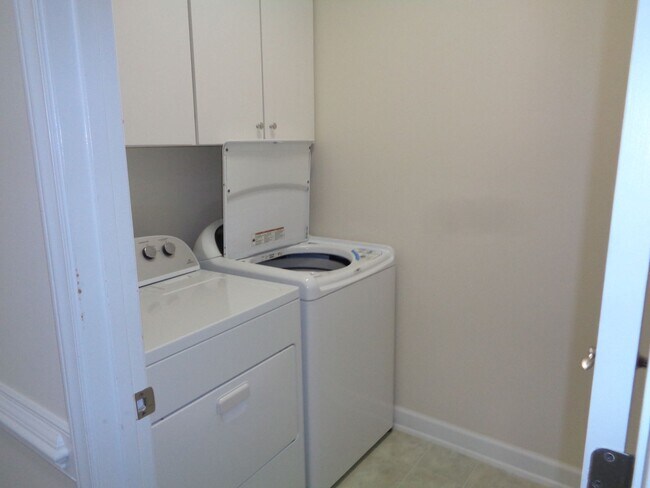 Building Photo - APPLICATION PENDING-Clemmons-Lovely Patio Home with Sunroom