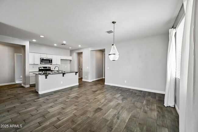 Building Photo - 2414 E Hazeltine Way
