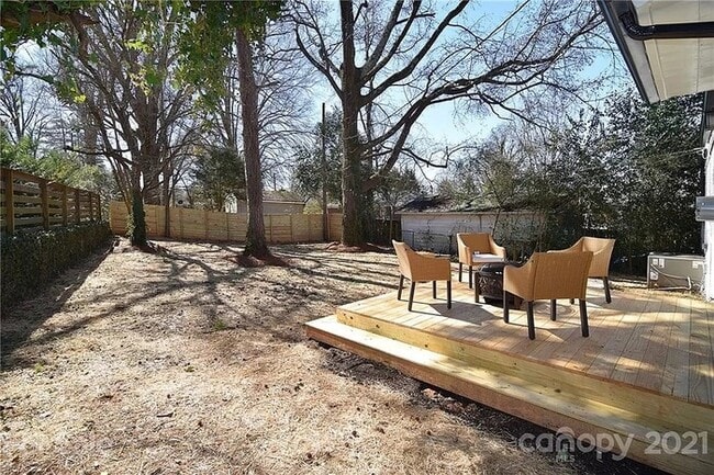Building Photo - Remodeled 3 bed, 2 bath home in Plaza-Shamrock!