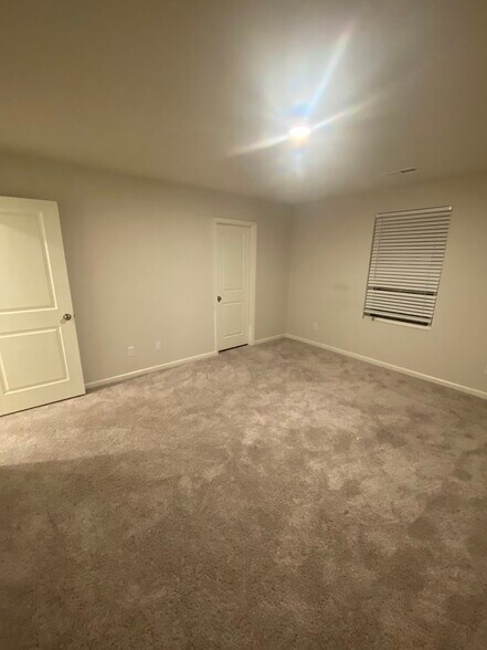 Building Photo - 427 Silo Ct