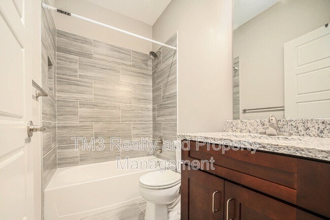 Building Photo - 15872 Valley View Dr