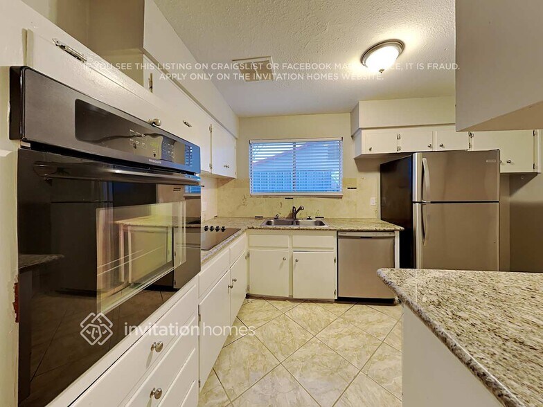 Building Photo - 6008 N 61st Dr