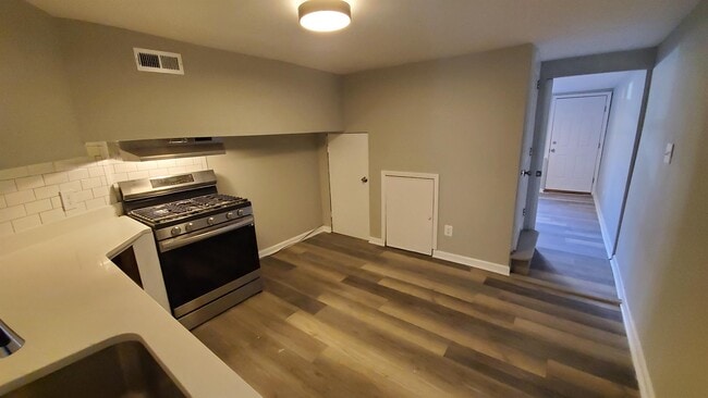 Building Photo - 315 W 30th St