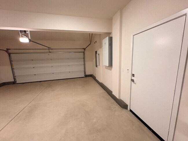 Building Photo - 3 Bed, 2.5 Bath townhome in Ontario!