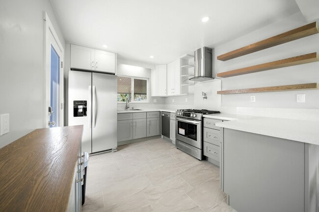 Building Photo - 602 Sunset Dr