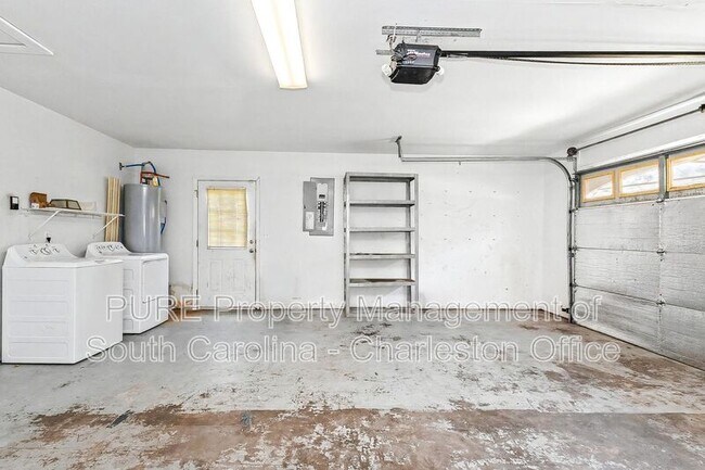 Building Photo - 3372 Wayland Dr