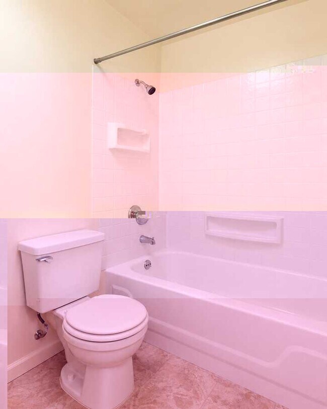 Building Photo - North Beacon Hill 1 Bedroom Apartment for Rent | Beacon Hill Light Rail Access, Balcony, Hardwood...