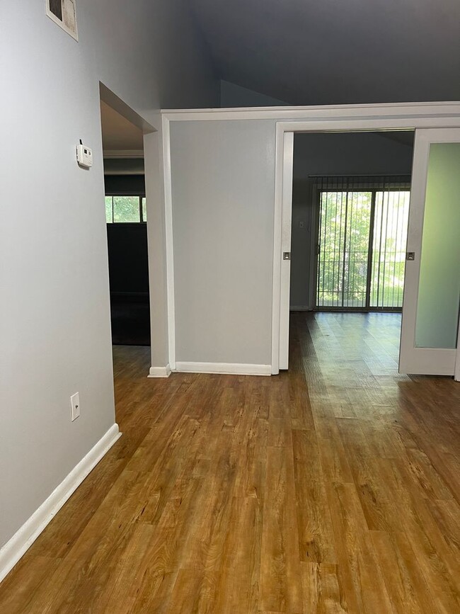 Building Photo - 1BR/1 BA/1 Bonus Room with balcony in Stad...