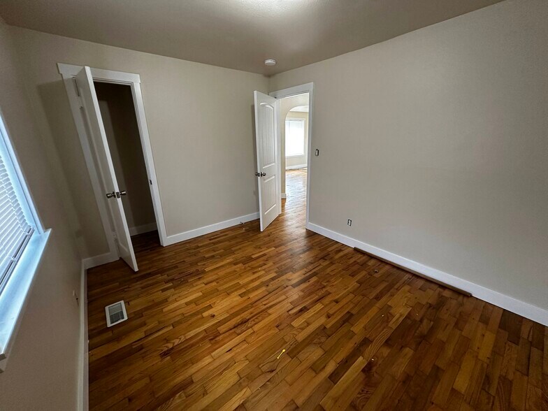 Building Photo - 823 E 64th St