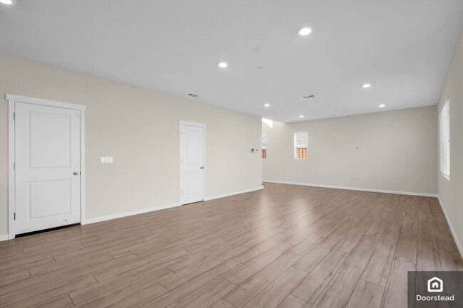 Building Photo - 5587 Saddle Rock Ln