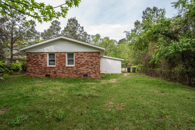 Building Photo - 3 bed/1.5 bath single-family home, with en...