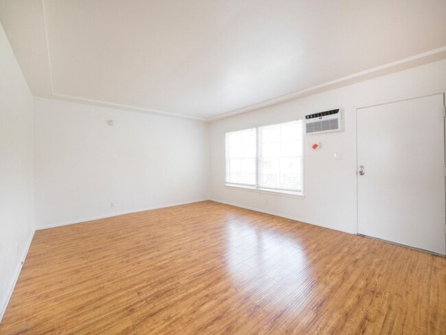 Interior Photo - 1801 N. Garfield Pl