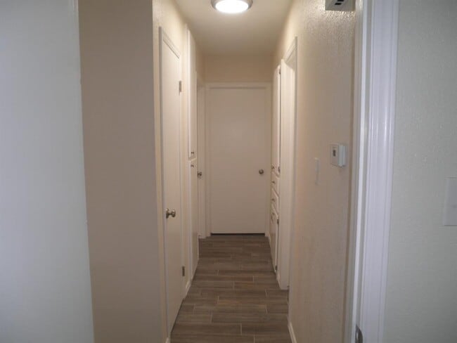 Building Photo - 1417 Oakcrest Ave