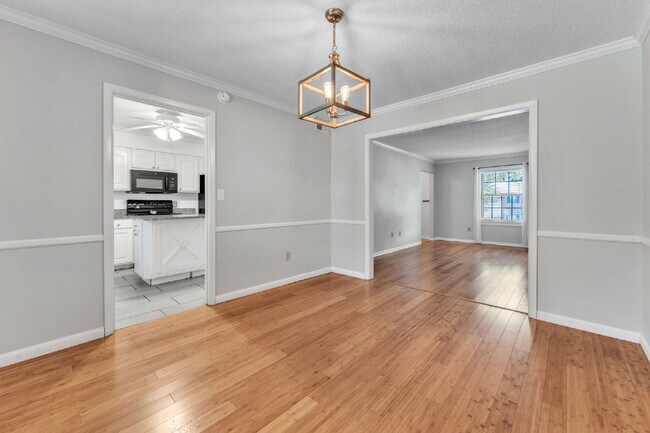 Building Photo - Beautiful 3 Bedroom 2.5 Bathroom Condo in Prime Taylors Location $1,625/mo rent