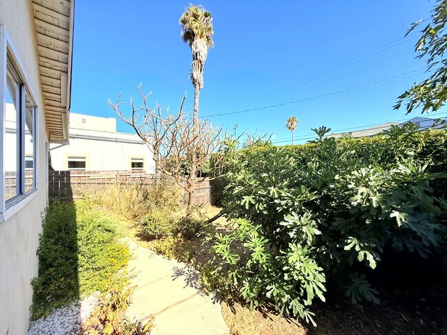 Building Photo - 4447 Lockwood Ave