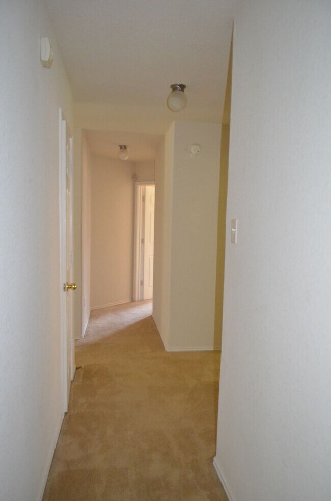 Building Photo - 3 bedroom, 2 bath house