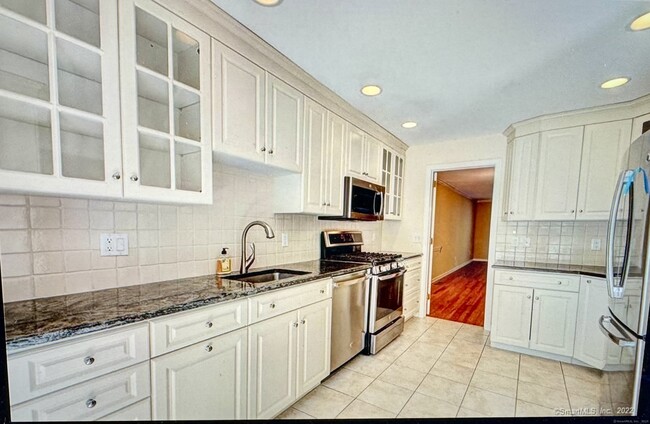 Building Photo - 136 Tunxis Village