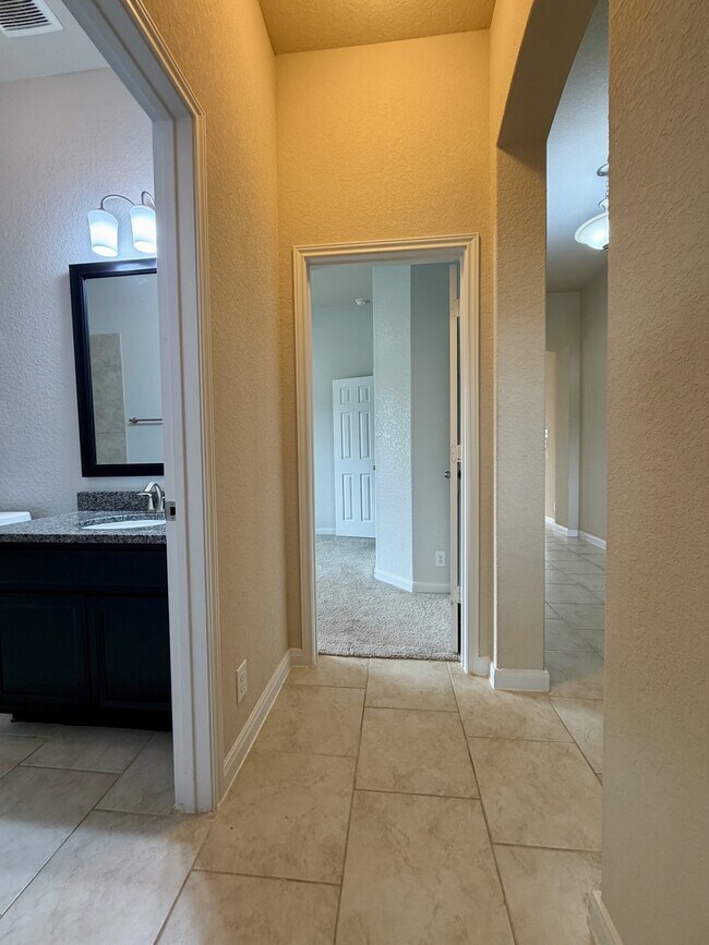 Building Photo - 646 Ridge Lawn Dr