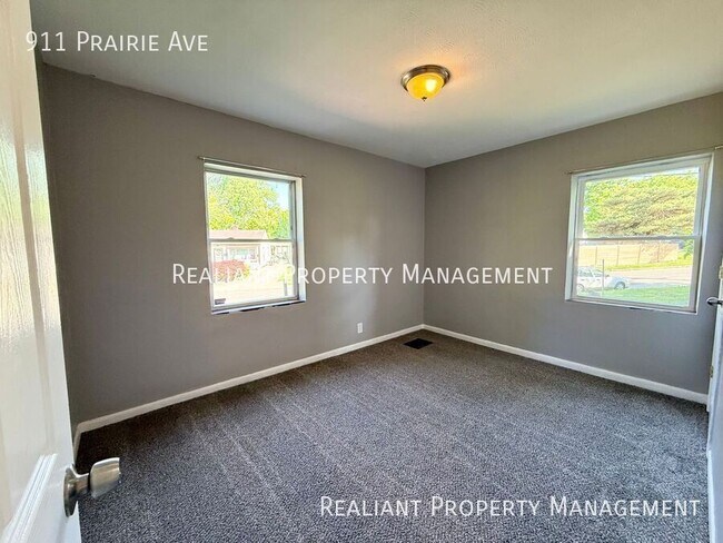 Building Photo - 911 Prairie Ave