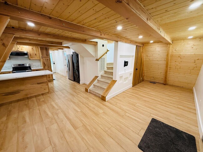 Building Photo - 3 bed 2 bath home for rent in South Lake Tahoe