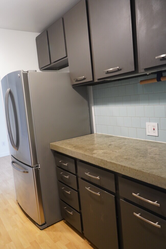 Building Photo - 2550 Thorndyke Ave W