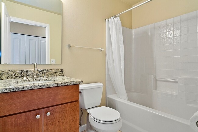 Building Photo - 3 Bedroom Townhome in DuPont