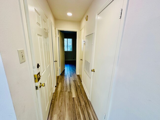 Building Photo - Ground Floor 1BR Condo with Private Yard i...