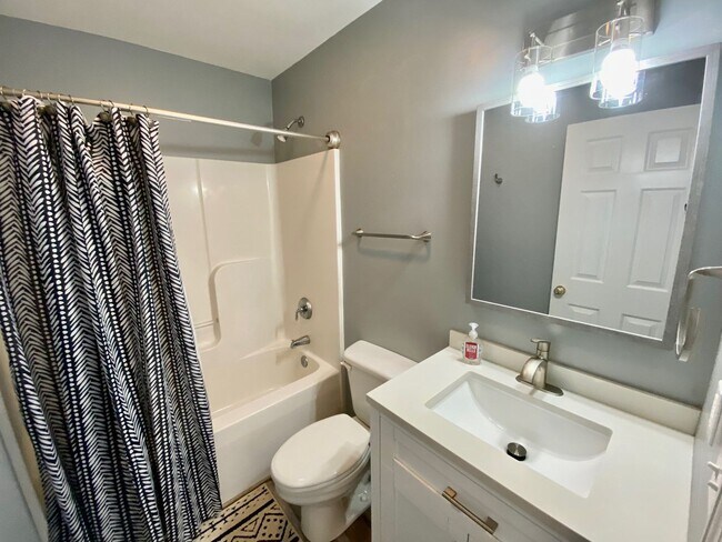 Building Photo - West AVL - Spacious Home in Scenic Bluff S...