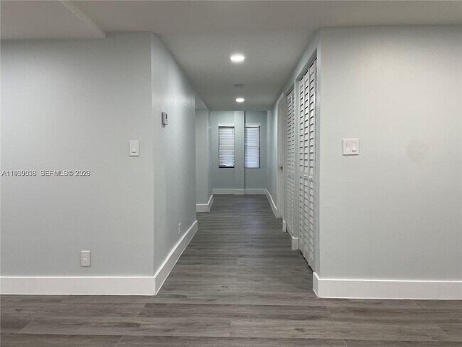 Building Photo - 4725 SW 62nd Ave