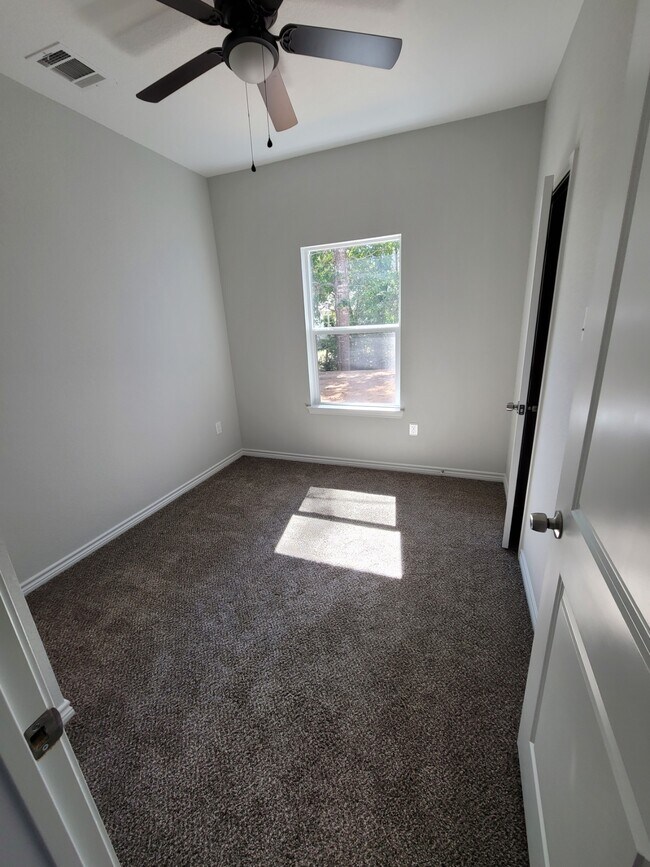 Building Photo - 11750 White Cedar St