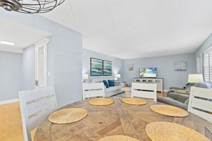 Building Photo - 2424 NE 9th St