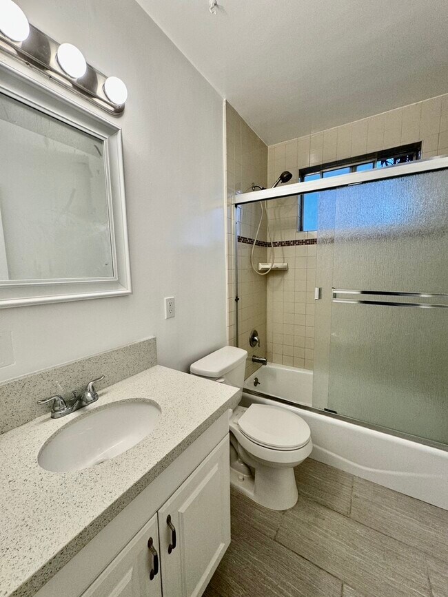 Building Photo - 906 Harkness Ln