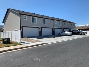 Building Photo - 88 250 N