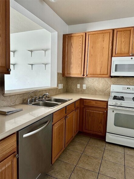 Building Photo - 29740 Sullivan Oaks Dr